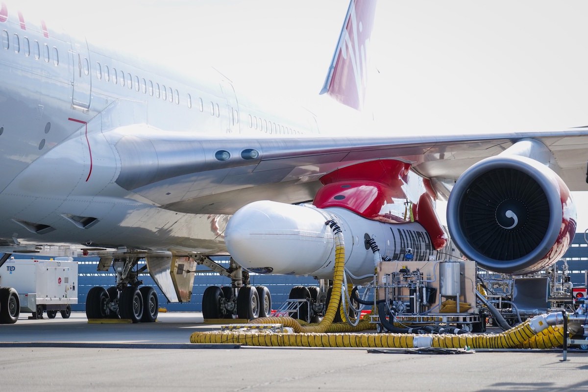 Tên lửa sử dụng nhiên liệu lỏng của Virgin Orbit được lắp bên dưới cánh trái của máy bay phản lực Boeing 747 của hãng. Ảnh: Spaceflightnow.com
