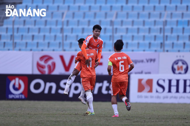 SHB DN’s midfielder Phan Van Long celebrating a goal by lifting his teammate Ha Duc Chinh and shouting in joy