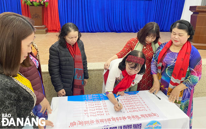 Phụ nữ phường Hòa Minh ký kết tham gia phong trào thi đua “Mỗi hội viên một cử chỉ đẹp” năm 2021. Ảnh: H.L	