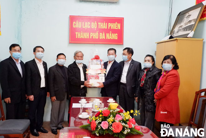 Da Nang Party Committee Secretary Nguyen Van Quang (4th, right) presenting a Tet gift to the Board of Leaders of the city’s Thai Phien Club