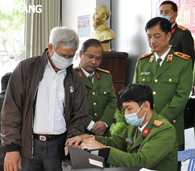 A Da Nang police taking fingerprints of a Thuan Phuoc resident for the issuance of chip-based ID card