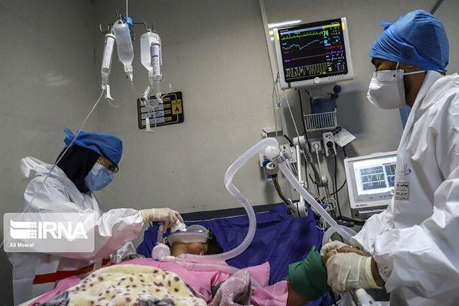 Bệnh nhân nhiễm Covid-19 được điều trị tại bệnh viện ở Tehran, Iran. Ảnh: IRNA/TTXVN