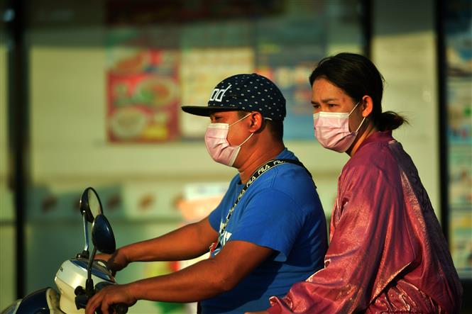 Người dân đeo khẩu trang phòng lây nhiễm Covid-19 tại Bangkok, Thái Lan, ngày 11-1-2021. Ảnh: THX/ TTXVN