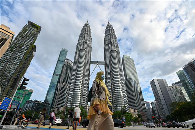 Người dân đeo khẩu trang phòng lây nhiễm Covid-19 tại Kuala Lumpur, Malaysia, ngày 11-1-2021. Ảnh: THX/TTXVN