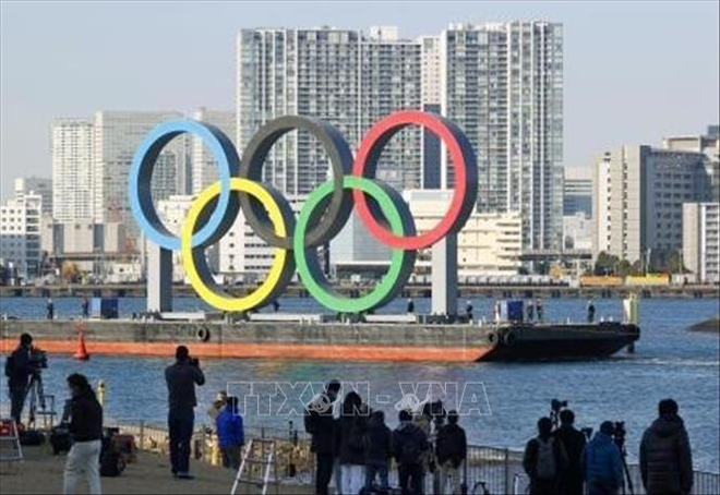 Vòng tròn biểu tượng Olympic được vận chuyển trên vịnh Tokyo, bên ngoài công viên nước Odaiba ngày 1-12-2020. Ảnh: AFP/TTXVN