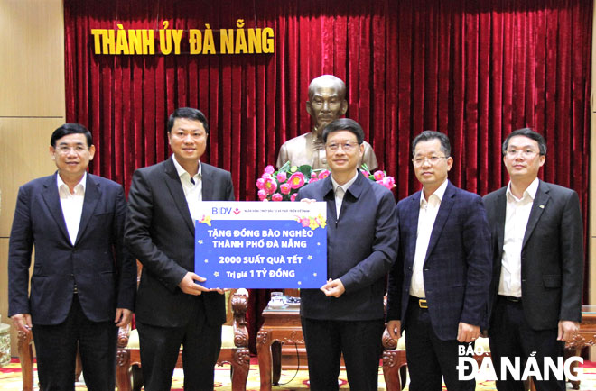 Da Nang Party chief Nguyen Van Quang (2nd right), Chairman of the municipal Fatherland Front Committee Ngo Xuan Thang (3rd right) and BIDV representatives at the donation handover ceremony