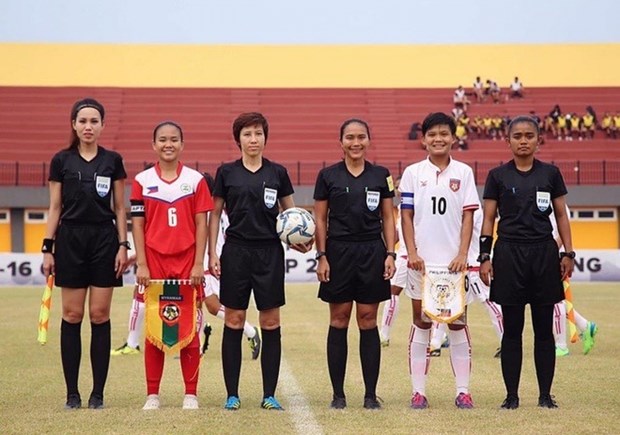 Referee Bui Thi Thu Trang (third from left) and assistant Ha Thi Phuong (left) officiate at ASIAD 18 (Photo: Myanmar Football)