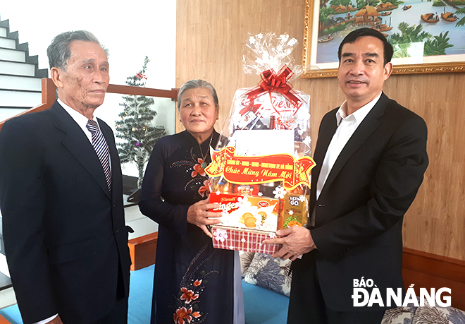 Chủ tịch UBND thành phố Lê Trung Chinh tặng quà cho vợ chồng thương binh Lê Công Thọ và Trần Thị Liễu. Ảnh: T.S