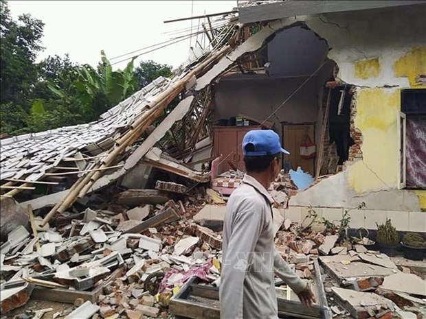 A man stood in front of a house destroyed by a quake in Lombok, Indonesia in March 2019 (Photo: VNA)