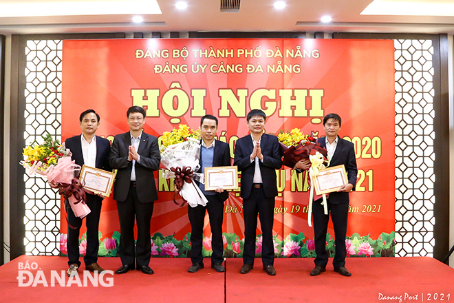 Some individuals and organisations were honoured for their significant contributions to the Da Nang Port’s growth in 2020