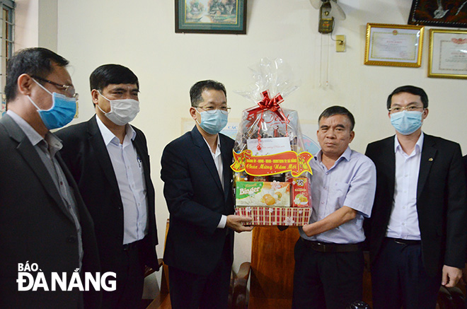 Bí thư Thành ủy Nguyễn Văn Quảng (thứ 3, trái sang) tặng quà, chúc Tết gia đình thương binh Trần Việt Bắc. Ảnh: NGỌC PHÚ