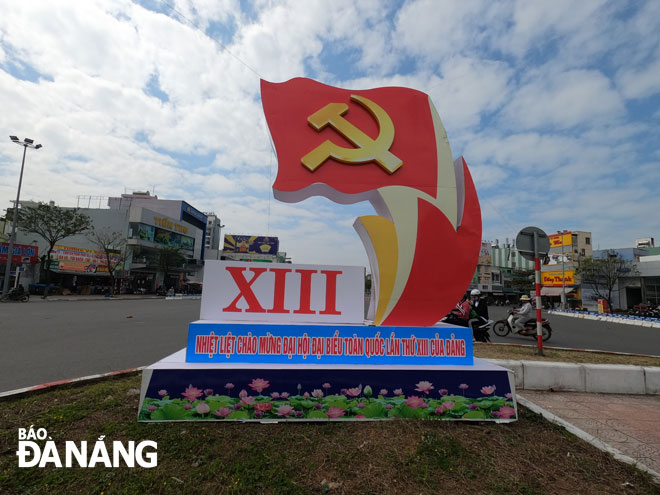 Đường phố Đà Nẵng được trang hoàng chào mừng Đại hội XIII của Đảng. Ảnh: XUÂN SƠN	