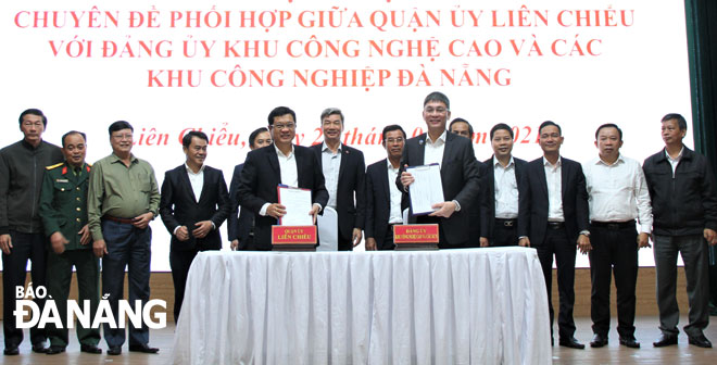 Đại diện Quận ủy Liên Chiểu và Đảng ủy Khu CNC và các KCN Đà Nẵng ký kết quy chế phối hợp giữa hai đơn vị.  Ảnh: LAM PHƯƠNG