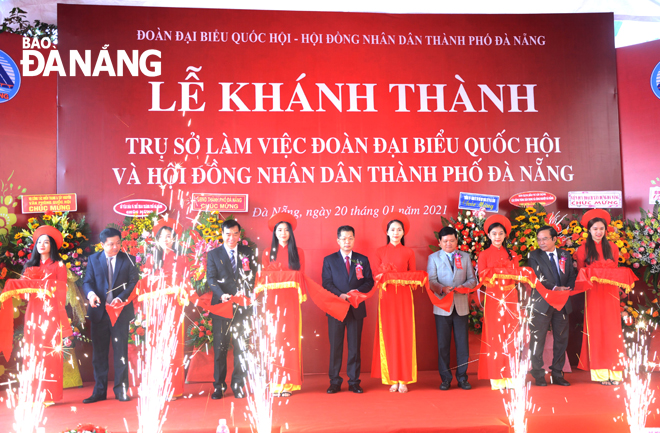 The Da Nang leaders attending the ribbon-cutting ceremony for the new headquarters of the Da Nang Delegation of National Assembly Deputies and the municipal People’s Council