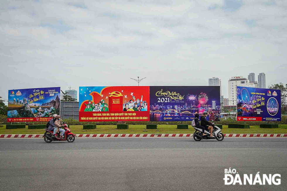 A large-sized panel to welcome the important political event of the country placed at a roundabout at the eastern end of the Han River Bridge