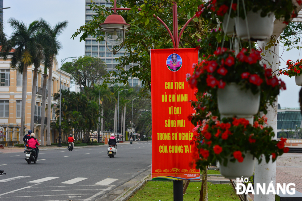 Colourful flowers brighten Bach Dang Street