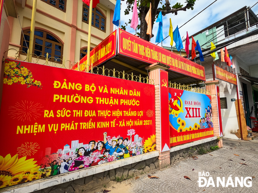 The headquarters of the Thuan Phuoc Ward People’s Committee in Hai Chau District is well-decorated to welcome the forthcoming 13th Party Congress.