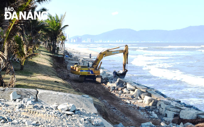 The fortification the stone embankment along Ngu Hanh Son District-based Son Thuy Beach is progressing well