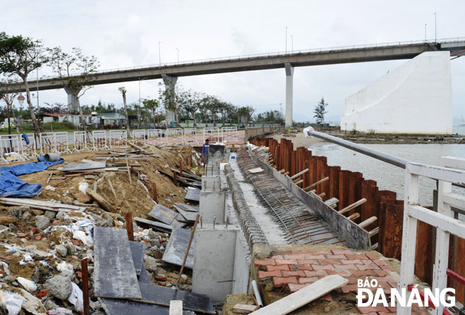 A section of the embankment along the Nhu Nguyet riverside route’s pavement, heavily damaged by a storm-triggered strong waves in 2020, is being repaired at the time being.