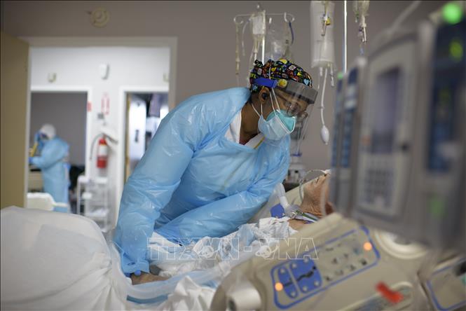 Nhân viên y tế chăm sóc bệnh nhân mắc COVID-19 tại một bệnh viện ở Texas, Mỹ ngày 4/12/2020. Ảnh: AFP/TTXVN