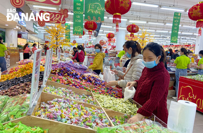 The food market to serve the Tet festival is bustling with various kinds of products to meet the increasing public demand 