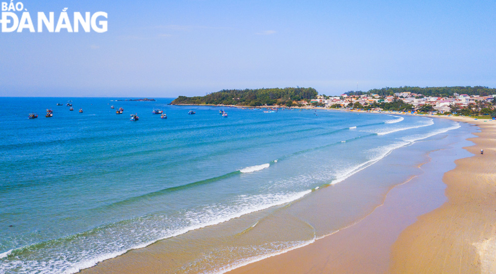 Bãi biển dài hơn 10km trở thành một trong những bãi tắm lý tưởng cho du khách.