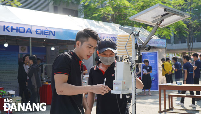  Real-time solar battery navigation system, a product created by students from the Da Nang University of Science and Technology at the Techshow 2021