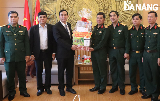 Chủ tịch UBND thành phố Lê Trung Chinh thăm, chúc Tết và tặng quà cán bộ Cục 11. Ảnh: NGỌC HÀ