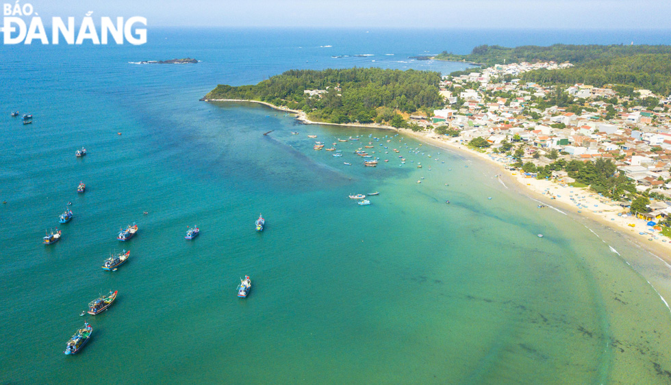 The Chau Thuan Bien village in Binh Chau Commune, Binh Son District, Quang Ngai Province borders the sea on one side and stand against huge sandy slopes one the other side.