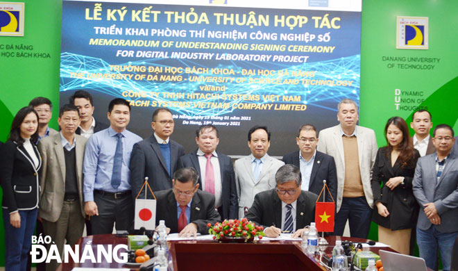 Trường Đại học Bách khoa (Đại học Đà Nẵng) và Công ty Hitachi Systems Việt Nam ký kết thỏa thuận hợp tác triển khai dự án “Phòng thí nghiệm công nghiệp số” nhằm nâng cao chất lượng đào tạo và nghiên cứu khoa học của giảng viên nhà trường. 	Ảnh: NGỌC PHÚ