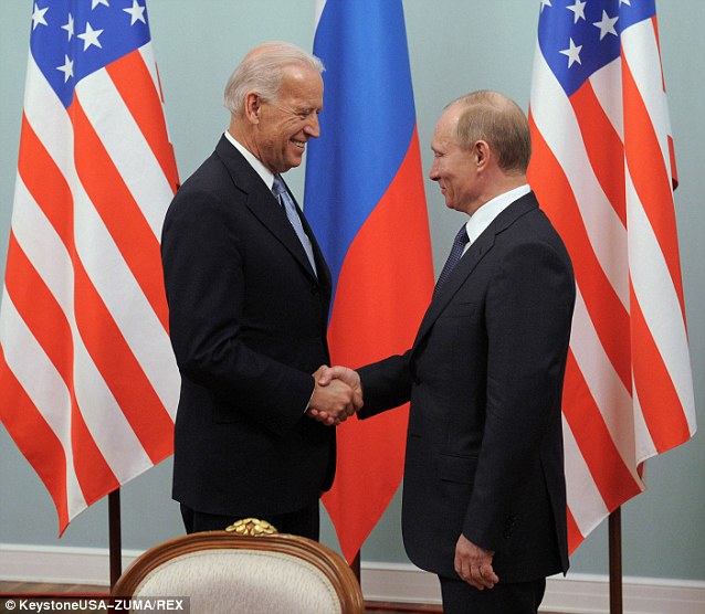 Cả Tổng thống Mỹ Joe Biden lẫn Tổng thống Nga Vladimir Putin đều muốn gia hạn hiệp ước New START. Trong ảnh: Ông Biden (trái) và ông Putin gặp gỡ hồi tháng 3-2011 tại thủ đô Moscow. Ảnh: Dailymail