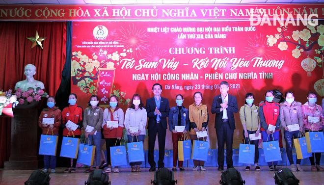 Công đoàn KCNC&CKCN Đà Nẵng trao tặng 1.000 suất quà, mỗi suất 1 triệu đồng cho đoàn viên khó khăn. Ảnh: L.P