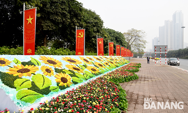 Cờ, hoa trang trí trên đường Phạm Hùng chào mừng Đại hội đại biểu toàn quốc lần thứ XIII của Đảng. Ảnh: ĐẶNG NỞ