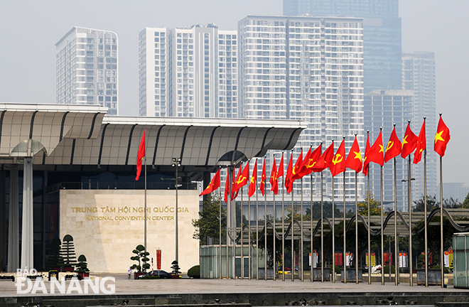 Cở Đảng và Cờ Tổ quốc tung bay bên trong Trung tâm Hội nghị Quốc gia Việt Nam. Ảnh: ĐẶNG NỞ