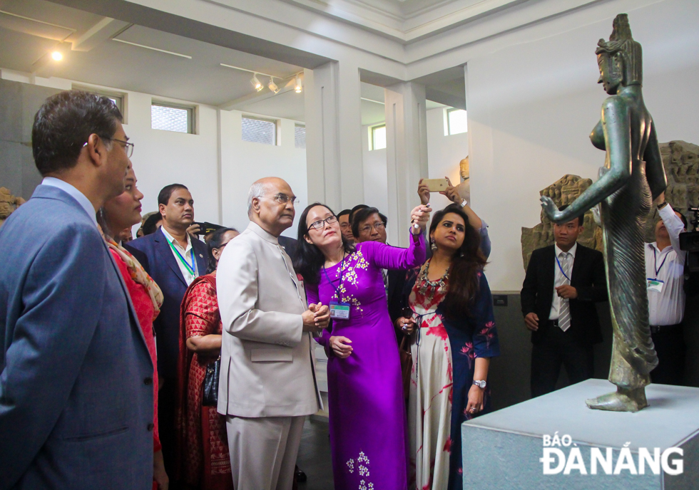 Indian President Ram Nath Kovind (in light gray suit) showing his keen interest in a gilt-bronze statue of Bodhisattva Tara during his visit to the museum in November 2018.