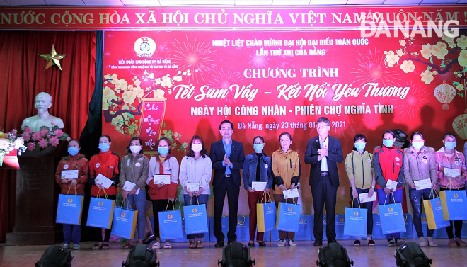 Cash gifts, worth one million VND each, given to 1,000 poor workers