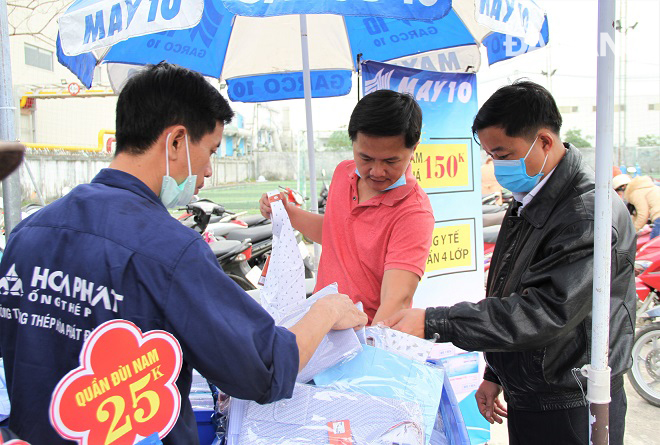 Male workers buying fashionable items at preferential prices at the 2021 Tet Fair for workers