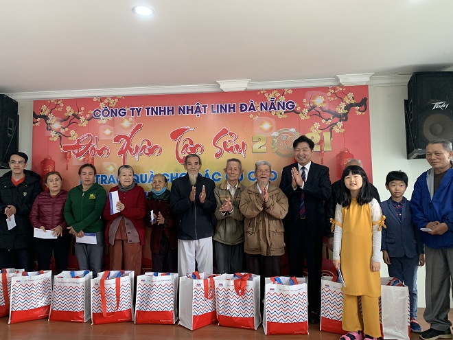 Công ty TNHH Nhật Linh Đà Nẵng trao quà Tết Tân Sửu 2021 cho các hộ gia đình khó khăn, người cao tuổi, nạn nhân chất độc da cam.
