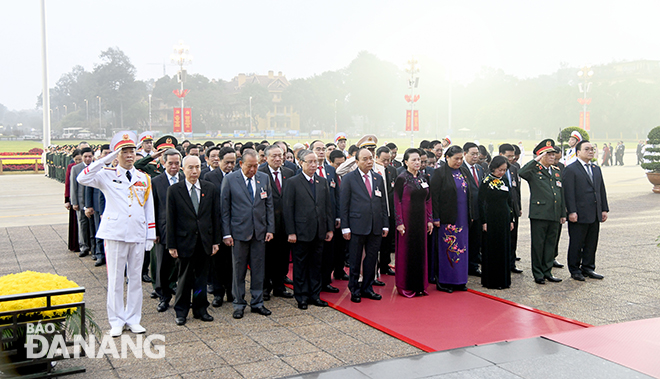 Các đồng chí lãnh đạo Đảng, Nhà nước cùng đại biểu dự Đại hội XIII của Đảng đặt vòng hoa và vào Lăng viếng Chủ tịch Hồ Chí Minh. Ảnh: ĐẶNG NỞ