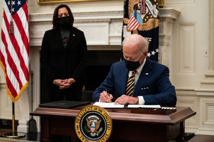 Tổng thống Joe Biden ký hàng loạt sắc lệnh hành pháp trong những ngày đầu ở Nhà Trắng. Ảnh: New York Times