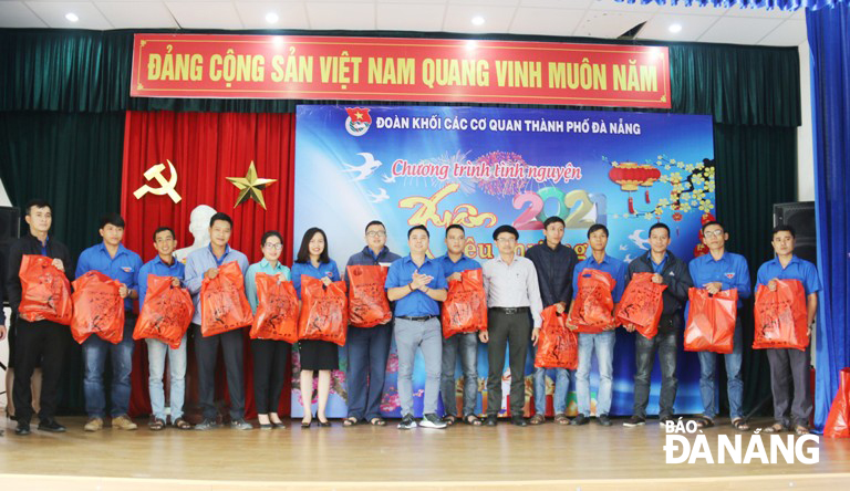 Some employees from the Drainage and Wastewater Treatment Company receiving Tet gifts from the municipal Youth Union