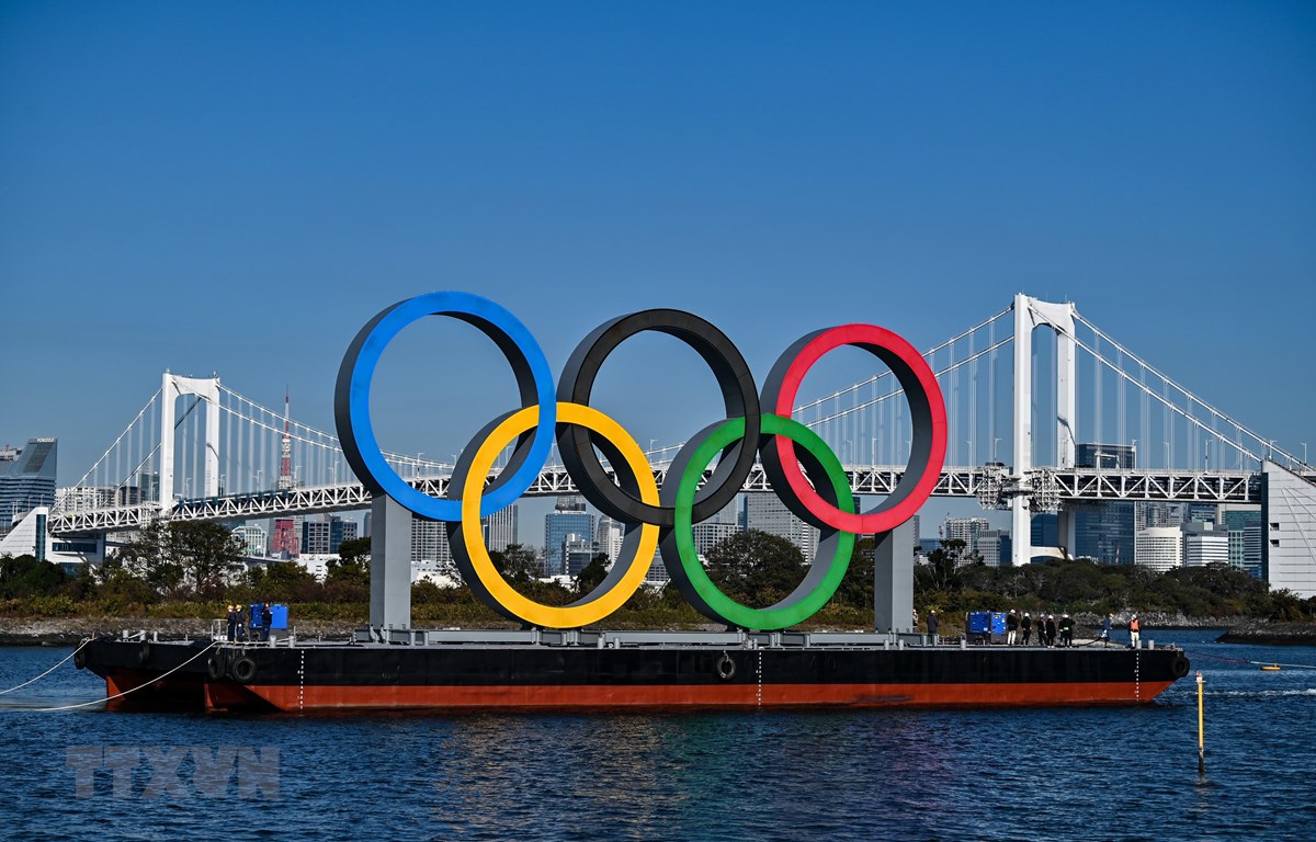 Biểu tượng của Olympic Tokyo tại Tokyo, Nhật Bản, ngày 1-12-2020. (Ảnh: AFP/TTXVN)