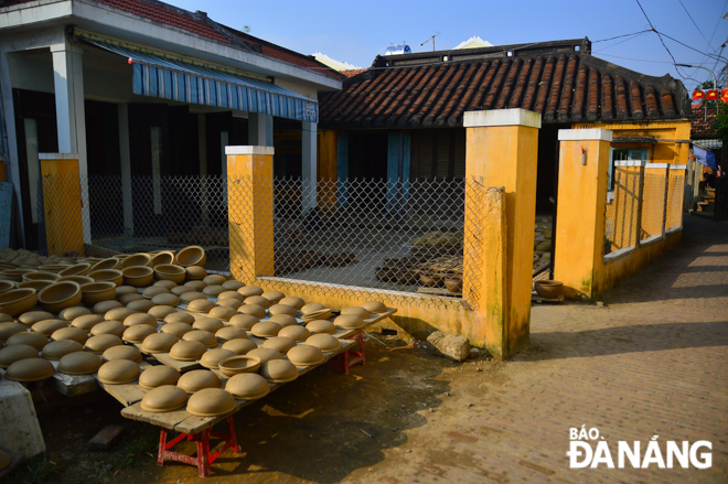 Hoi An’s hospitality industry was severely affected by the global coronavirus pandemic and a string of natural disasters last year, so many pottery kilns and making facilities in Thanh Ha Village had their operations temporarily suspended. 