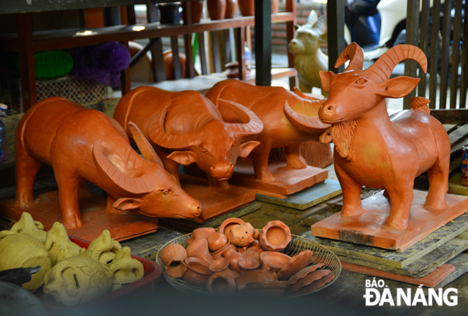 In these days leading up to Tet, the village’s pottery markers have been busy in creating clay buffaloes with different sizes and designs because the 2021 Lunar New Year marks the Year of Buffalo.