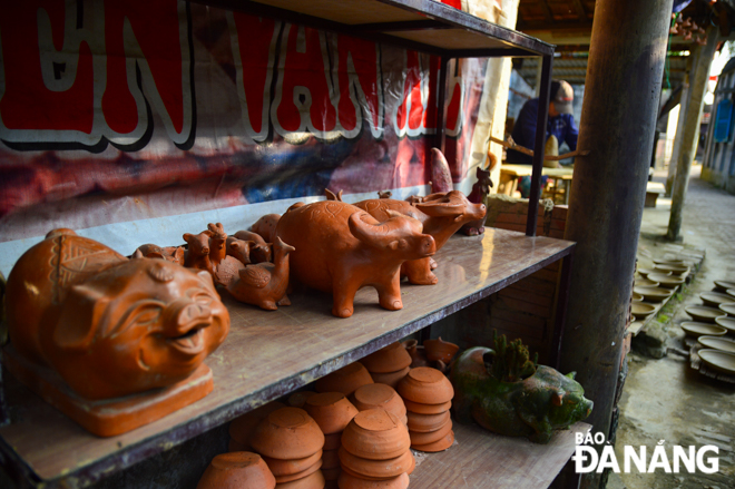 The village’s pottery craftsmen create clay buffaloes with many different shapes depending on their creativity and imagination, or their guests’ requirements. 