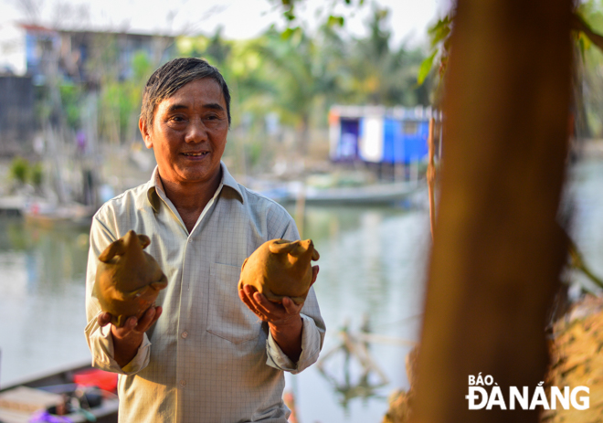 Craftsperson Nguyen Van Xe (in picture) is the 4th generation in a family boasting over 100-year tradition of making pottery.