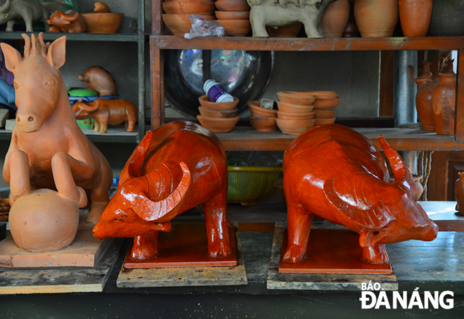 Mr Xe’s family is very famous for creating clay statues of zodiac animals in the Thanh Ha Village. Till date, his family has made dozens of 30cmx60cm buffalo statues from clay with different postures of standing, lying, grazing and fighting.