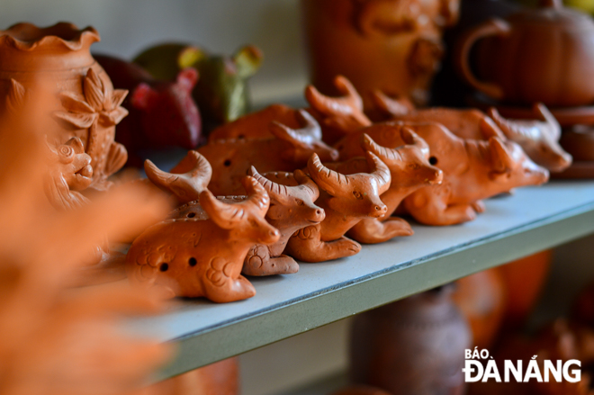 Aside from large-sized buffalo statues, there are medium and small-sized ones. It often takes craftsmen several minutes to nearly a week to create a clay buffalo depending on their sizes and intricacy levels.