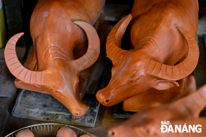 The most difficult step during the process is to make buffalo horns. This step requires meticulousness, ingenuity, and persistence.