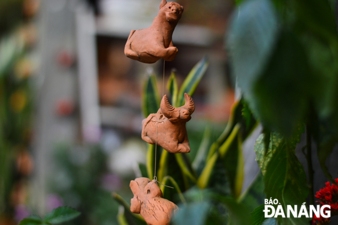 In addition to be tourism products, clay products are commonly used as cute decorative items. In the picture: tiny buffalo statues are hung on Mr Xe’s gate.